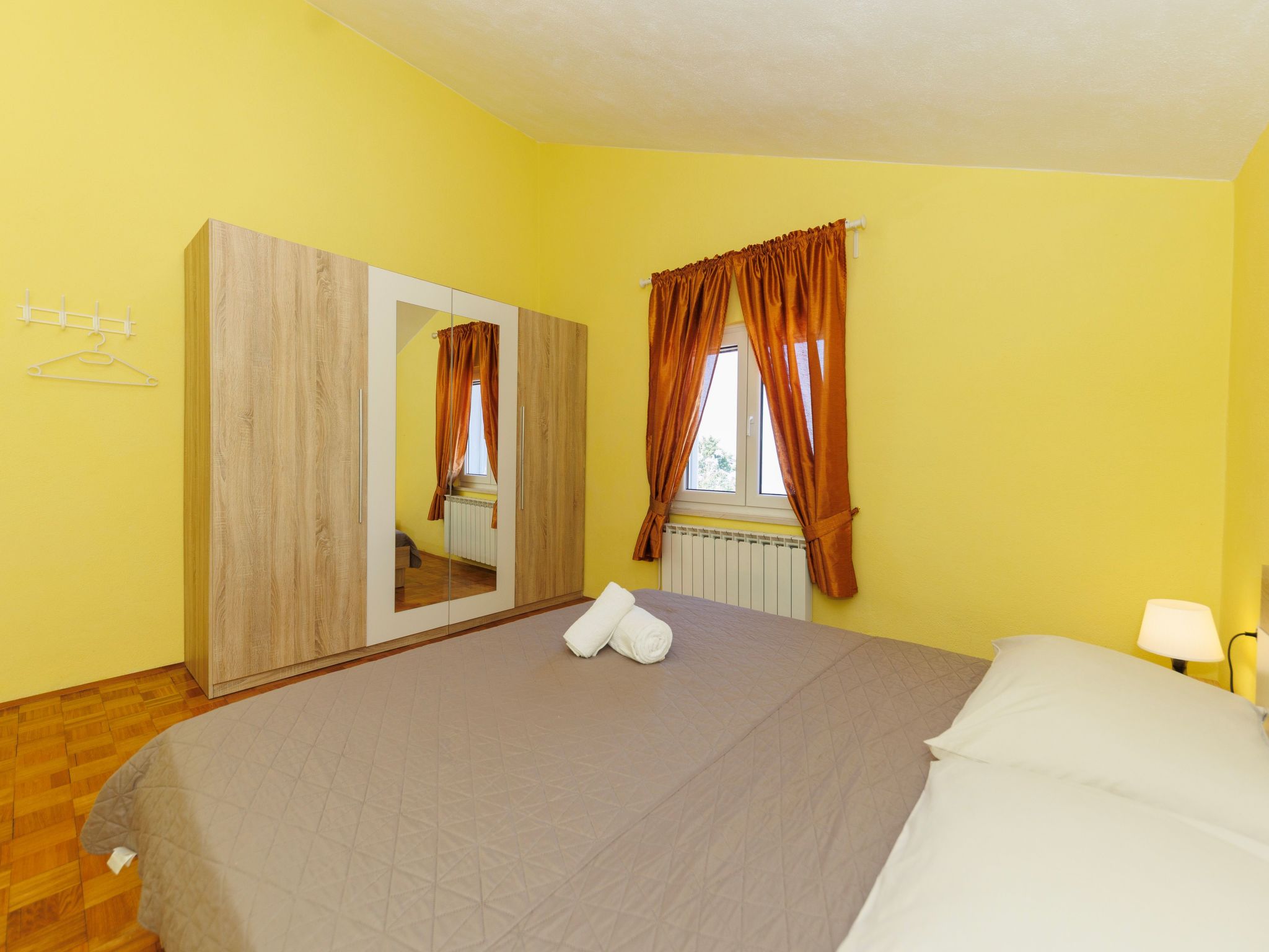 "Zara" mit Blick auf das Wasser-Drinnen