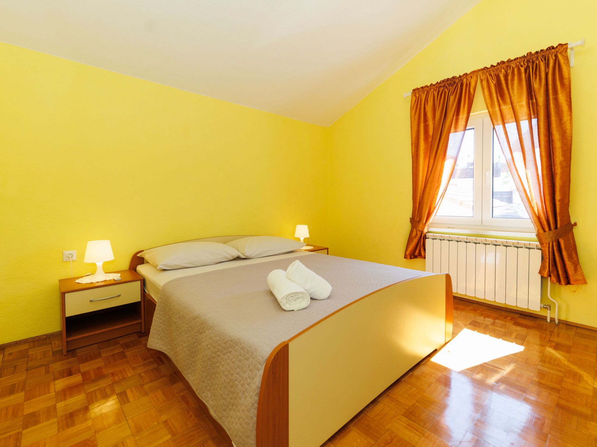 "Zara" mit Blick auf das Wasser-Drinnen