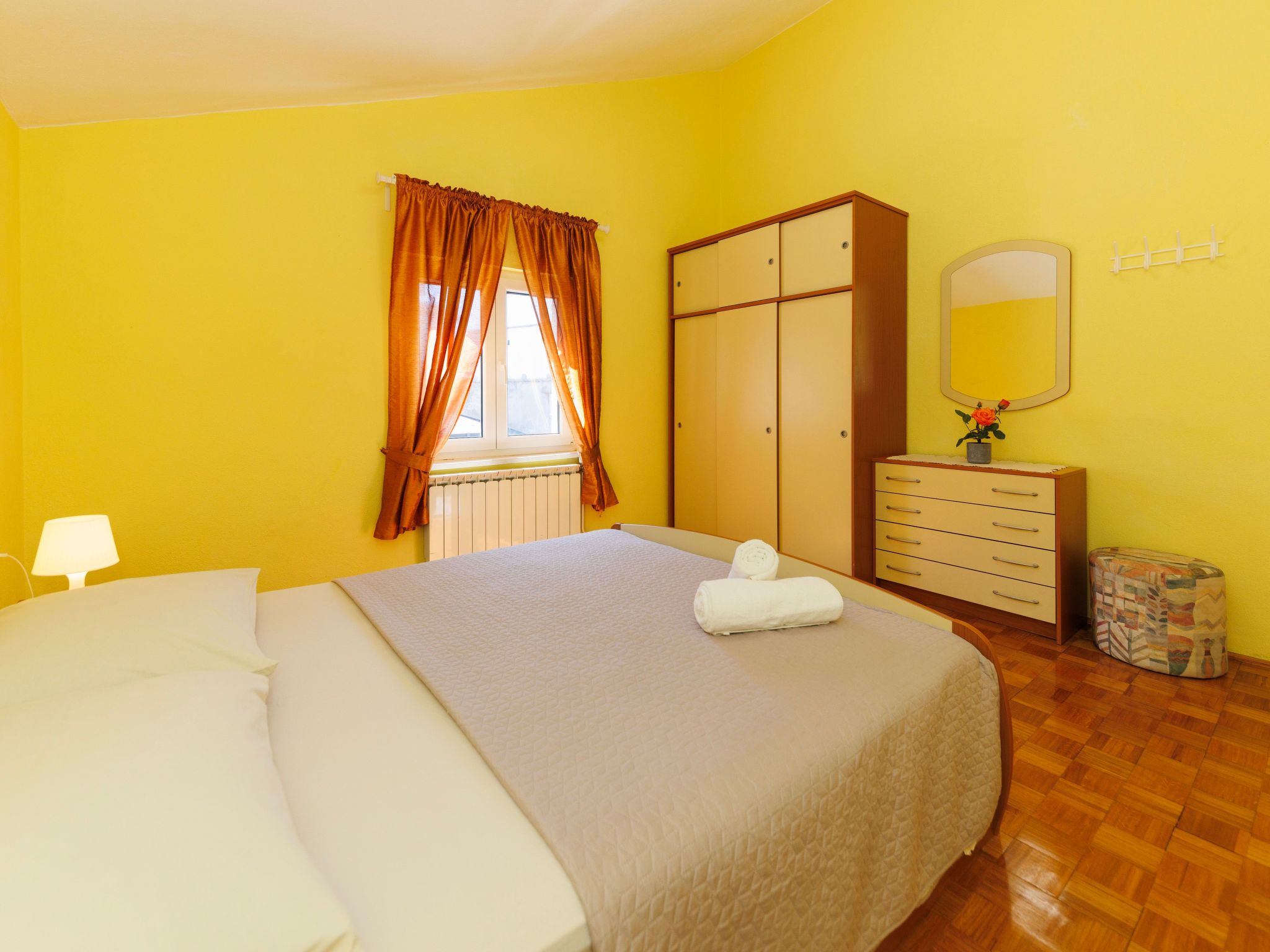 "Zara" mit Blick auf das Wasser-Drinnen