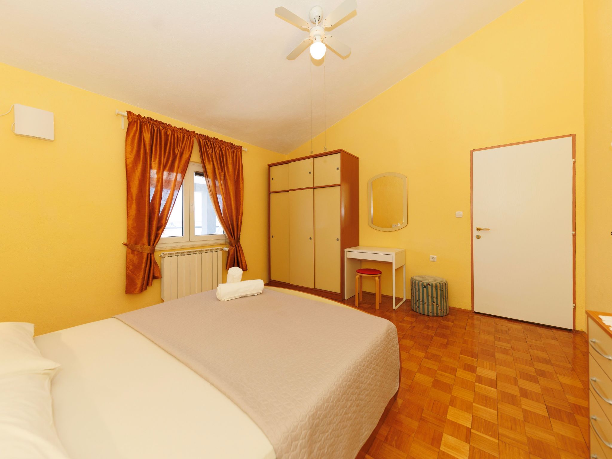 "Zara" mit Blick auf das Wasser-Drinnen