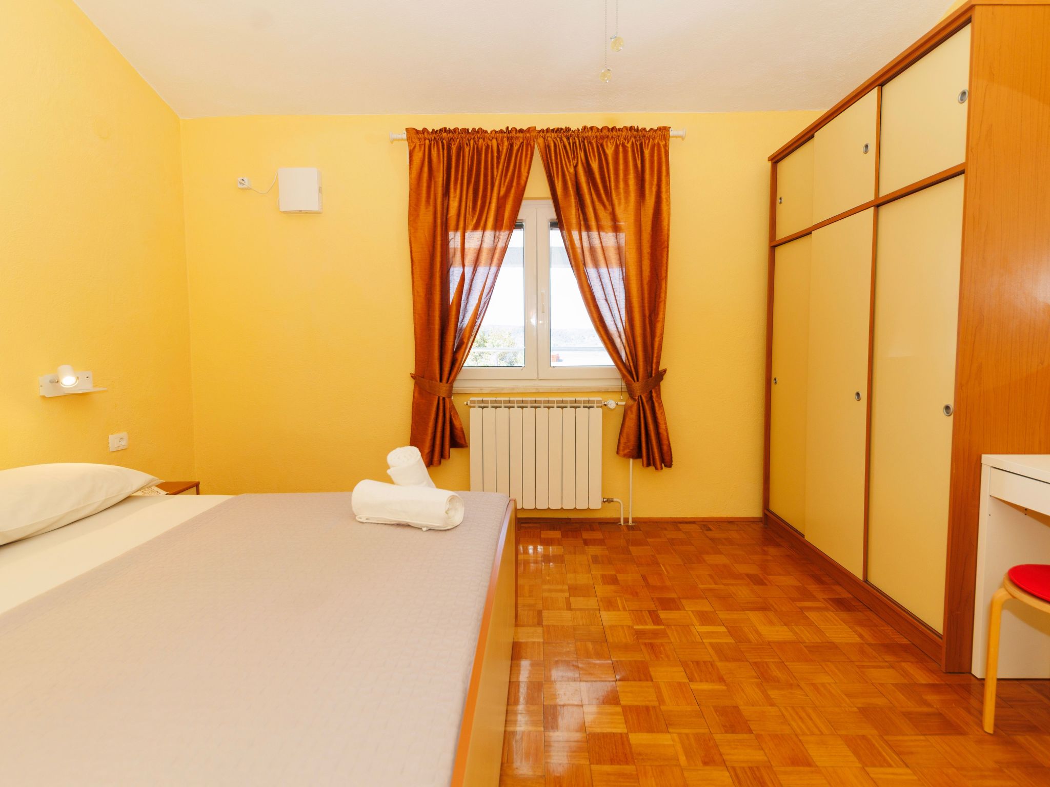 "Zara" mit Blick auf das Wasser-Drinnen