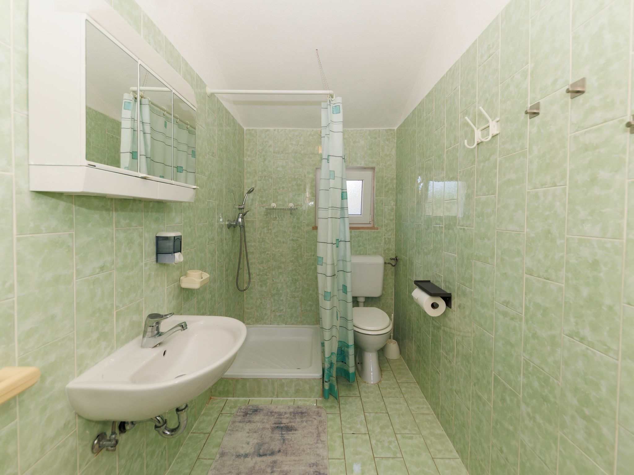 "Zara" mit Blick auf das Wasser-Drinnen