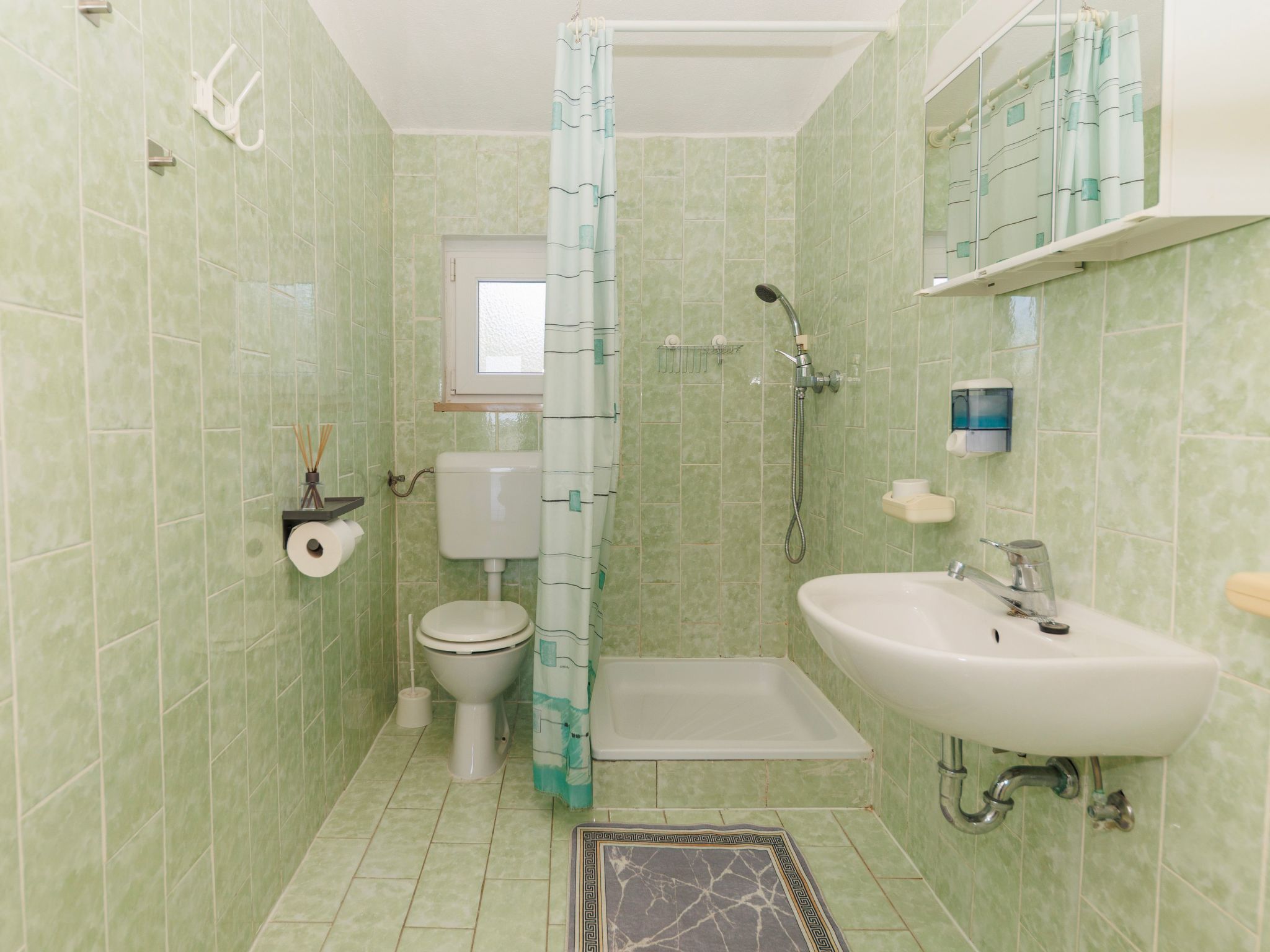 "Zara" mit Blick auf das Wasser-Drinnen