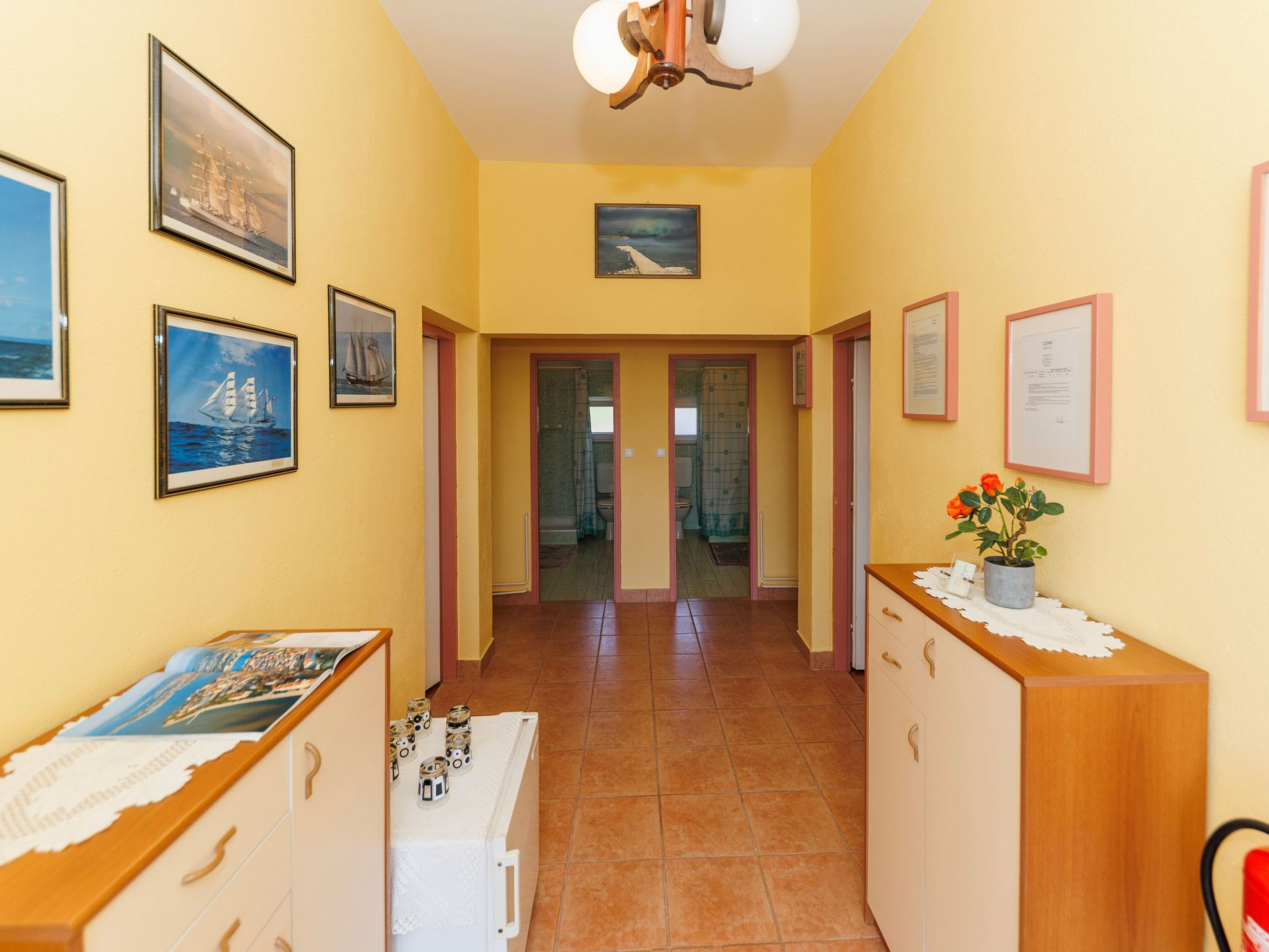 "Zara" mit Blick auf das Wasser-Drinnen