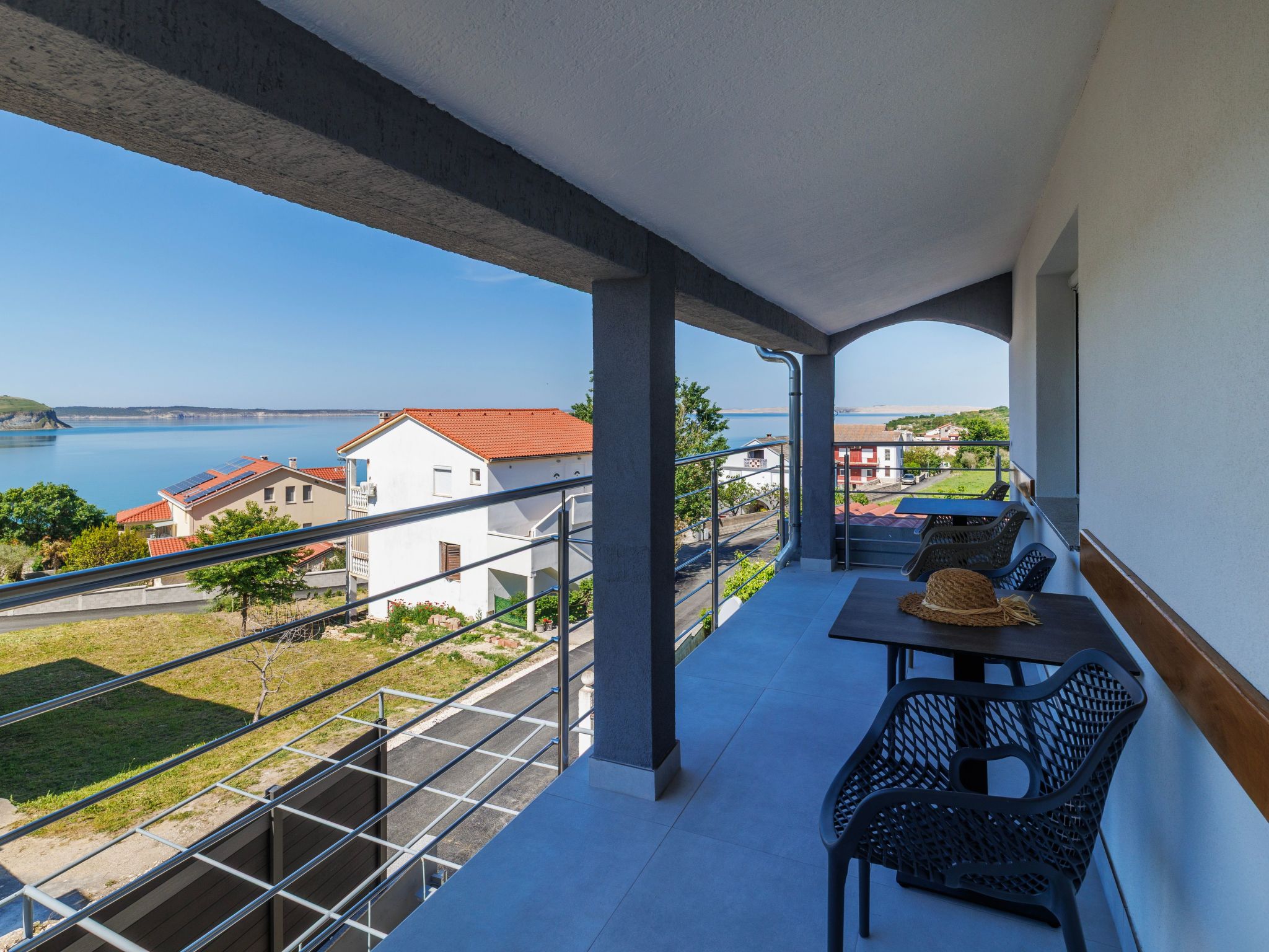 "Zara" mit Blick auf das Wasser-Drinnen