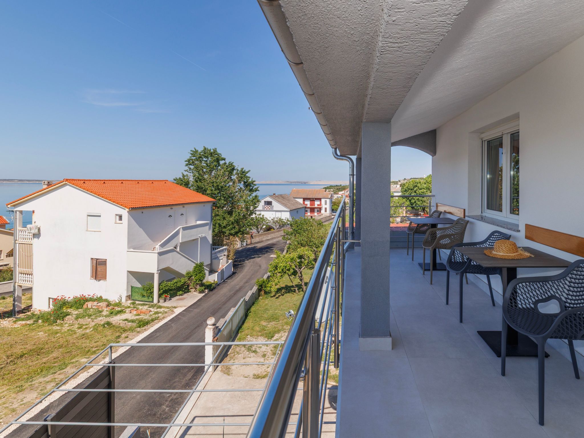 "Zara" mit Blick auf das Wasser-Drinnen