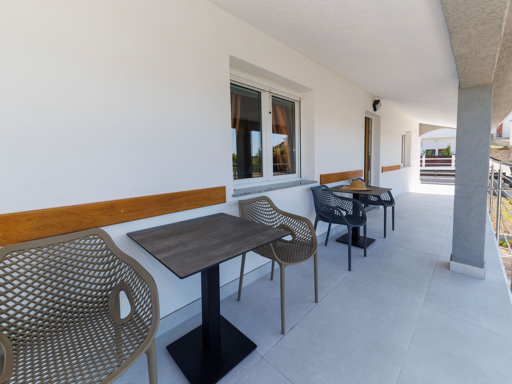 "Zara" mit Blick auf das Wasser-Drinnen