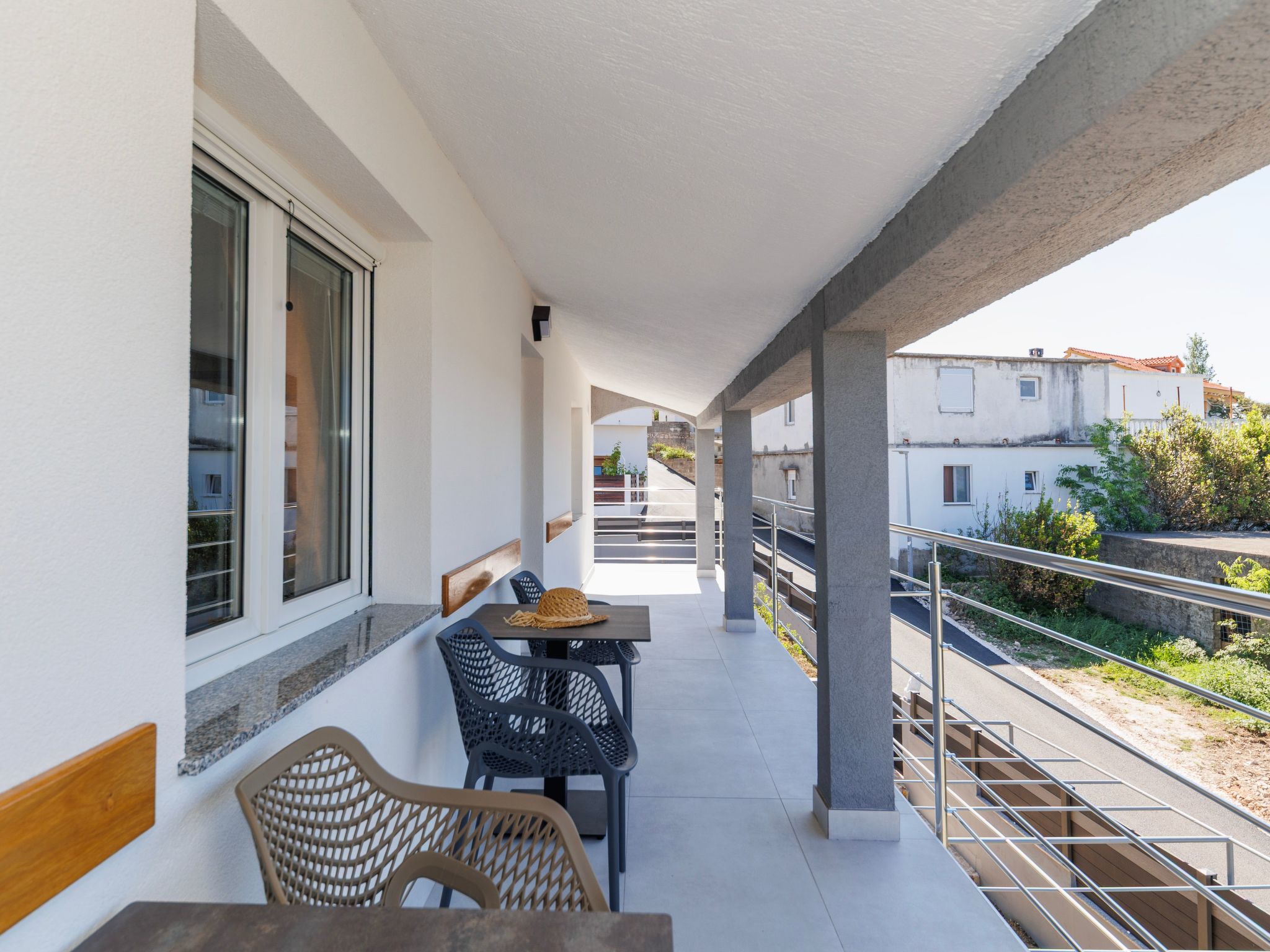 "Zara" mit Blick auf das Wasser-Drinnen