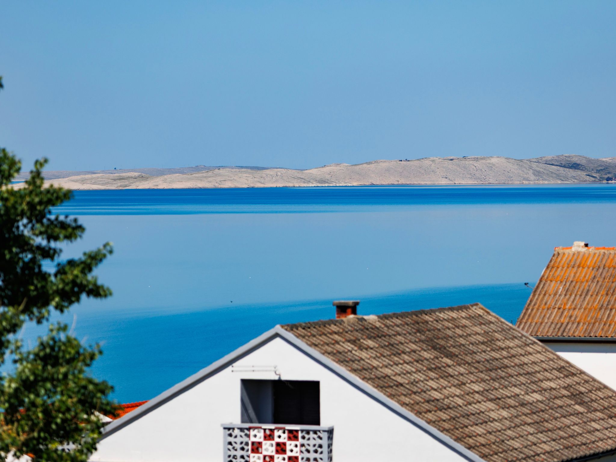 "Zara" mit Blick auf das Wasser-Drinnen