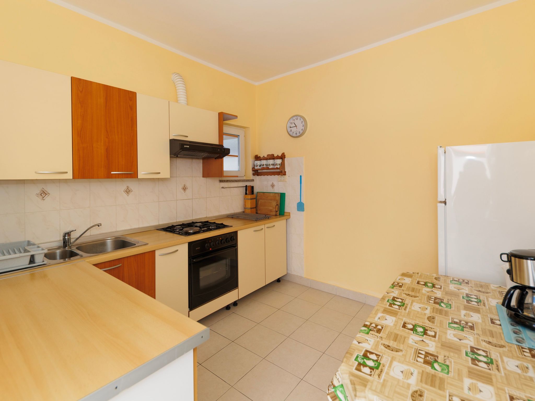 "Zara" mit Blick auf das Wasser-Drinnen