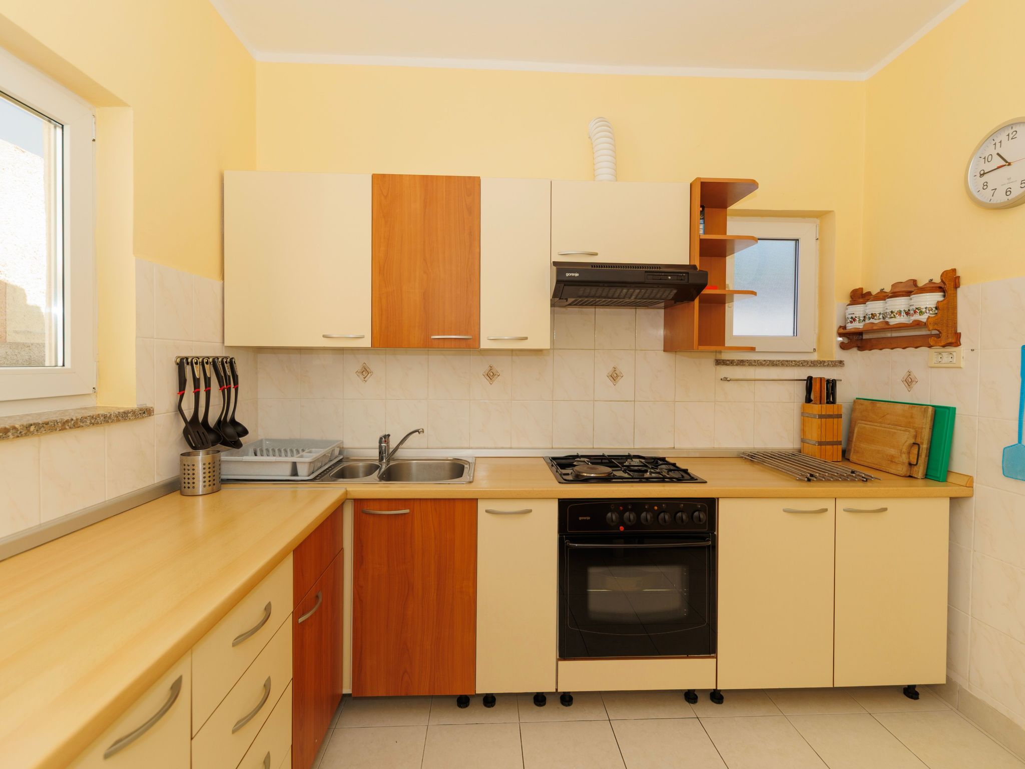 "Zara" mit Blick auf das Wasser-Drinnen