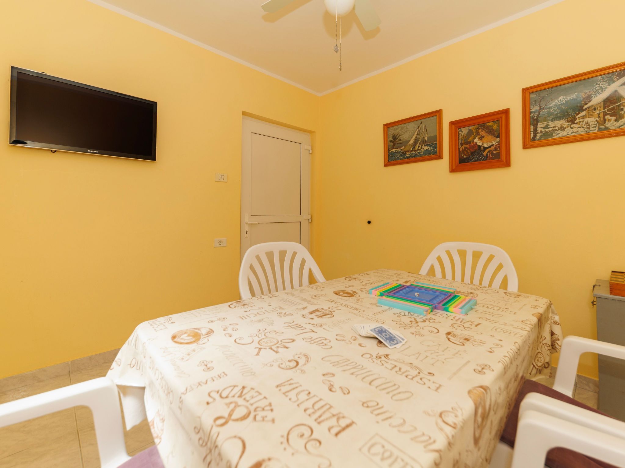 "Zara" mit Blick auf das Wasser-Drinnen