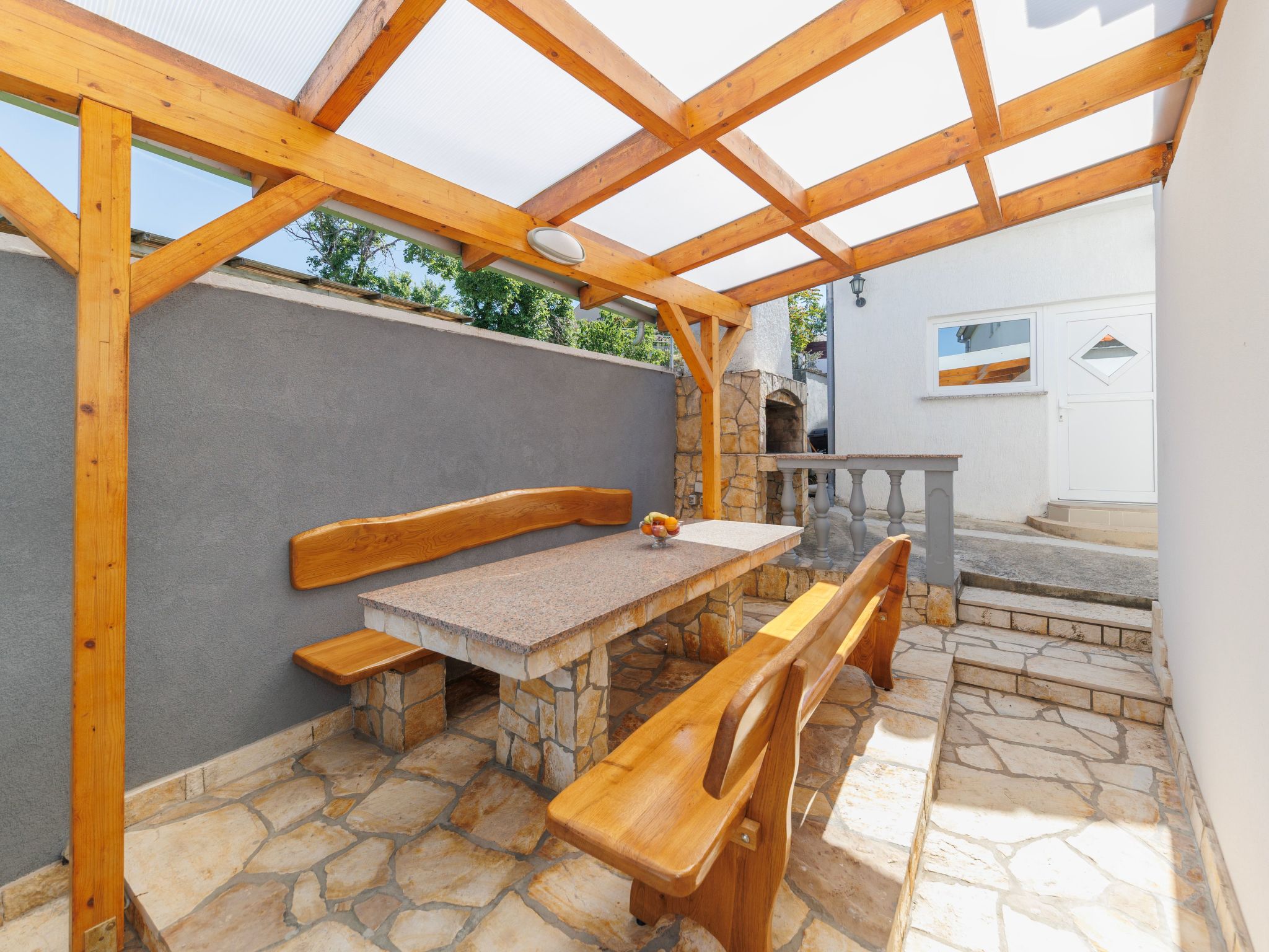 "Zara" mit Blick auf das Wasser-Drinnen