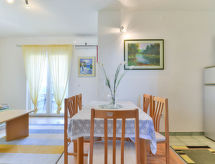 Appartement Jadran in Sabunike: 180m van strand & zwembad voor 5 personen - thumbnail 6