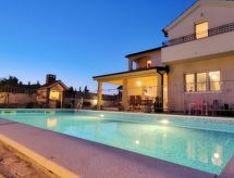 Villa Valentina Nin mit beheiztem Pool in Meeresnähe