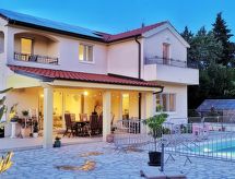 Villa Valentina Nin mit beheiztem Pool in Meeresnähe