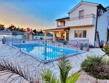 Villa Valentina Nin mit beheiztem Pool in Meeresnähe