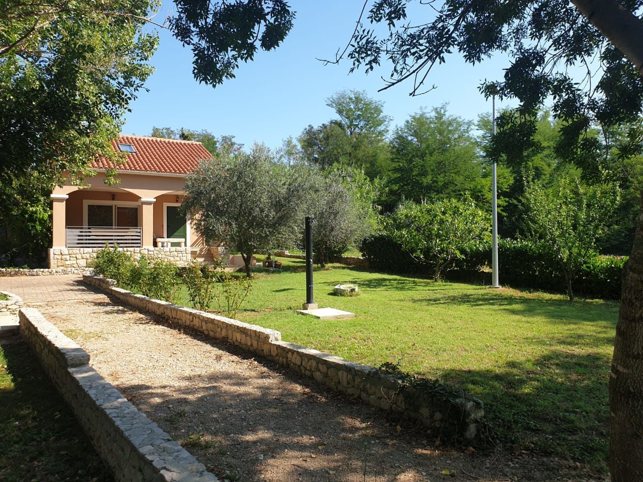 Am Fluss gelegenes Haus mit Galerieschlafplätzen Apartment in Nin