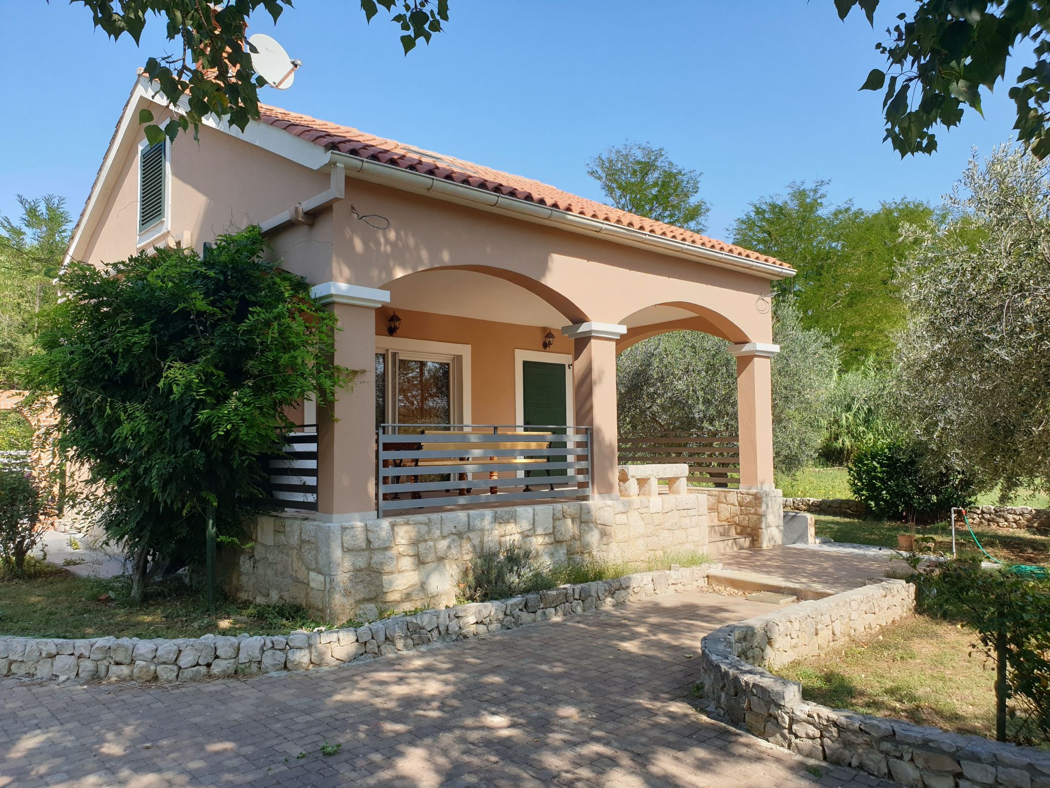 Am Fluss gelegenes Haus mit Galerieschlafplätzen-Binnen