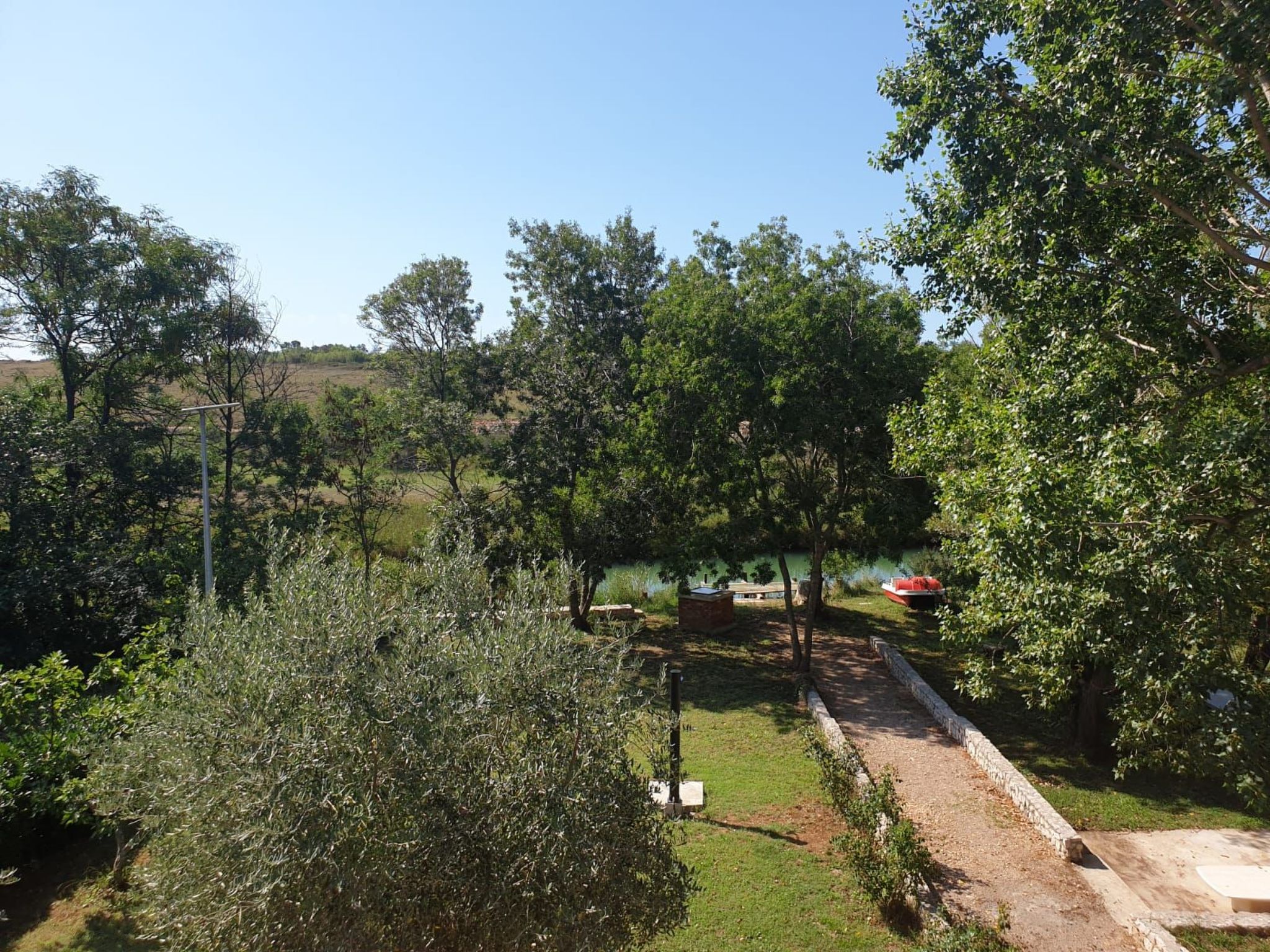 Am Fluss gelegenes Haus mit Galerieschlafplätzen-Binnen