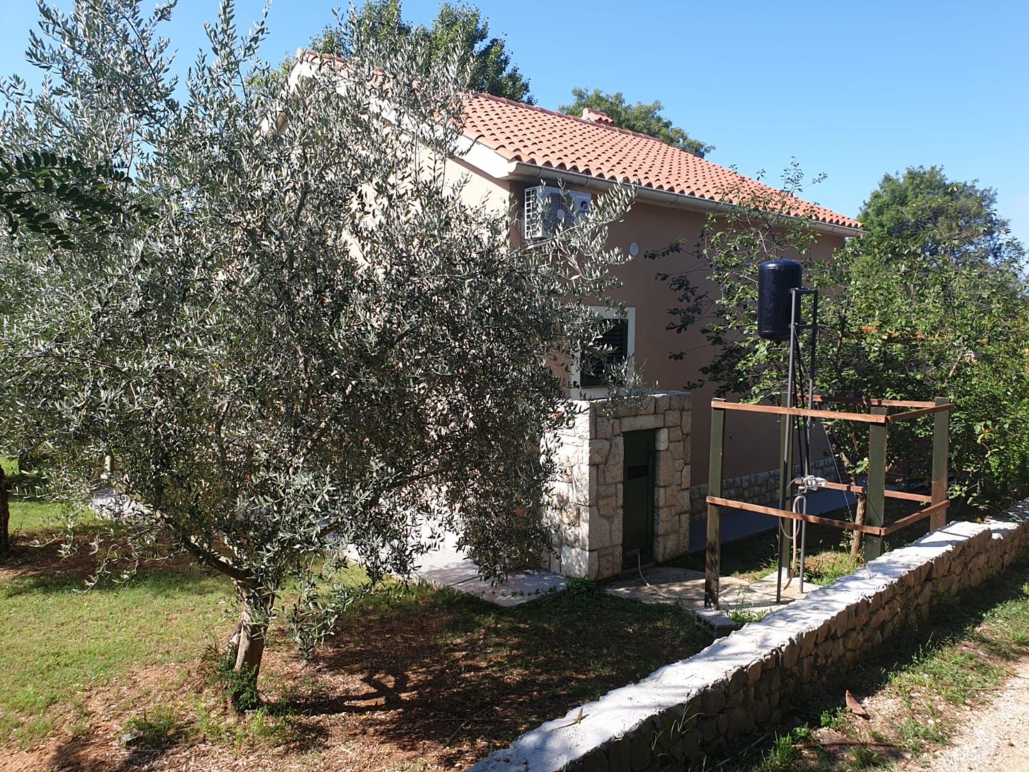 Am Fluss gelegenes Haus mit Galerieschlafplätzen-Binnen