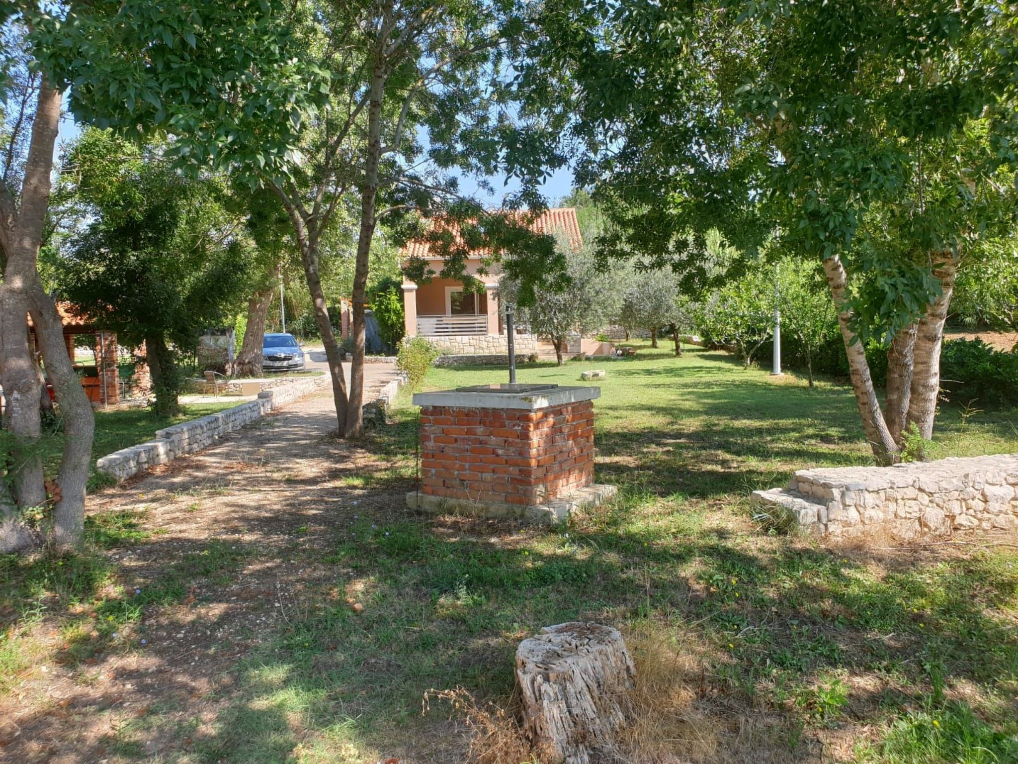 Am Fluss gelegenes Haus mit Galerieschlafplätzen-Binnen