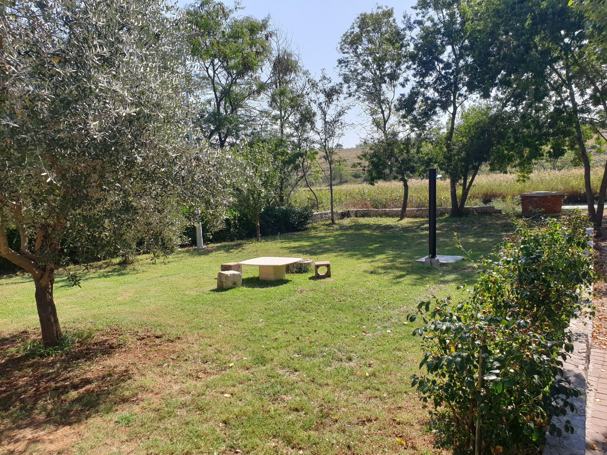Am Fluss gelegenes Haus mit Galerieschlafplätzen-Binnen