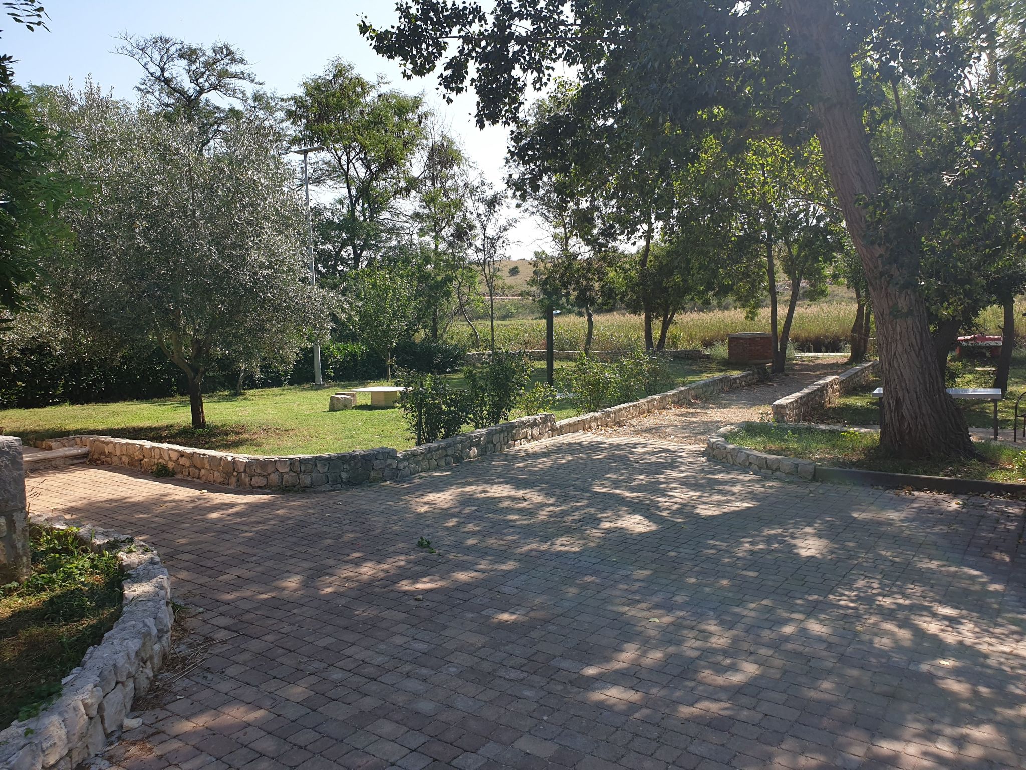 Am Fluss gelegenes Haus mit Galerieschlafplätzen-Binnen