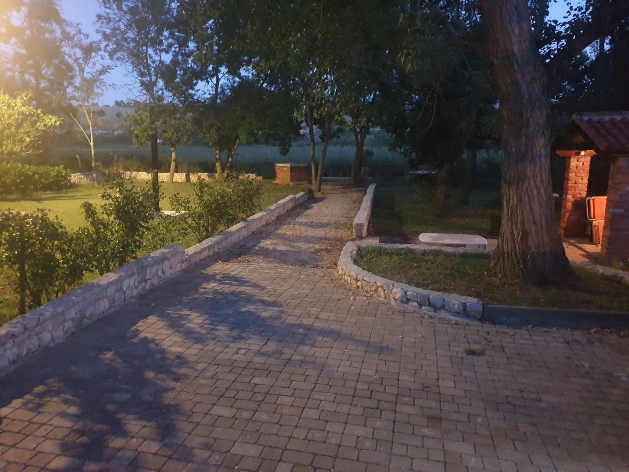 Am Fluss gelegenes Haus mit Galerieschlafplätzen-Binnen