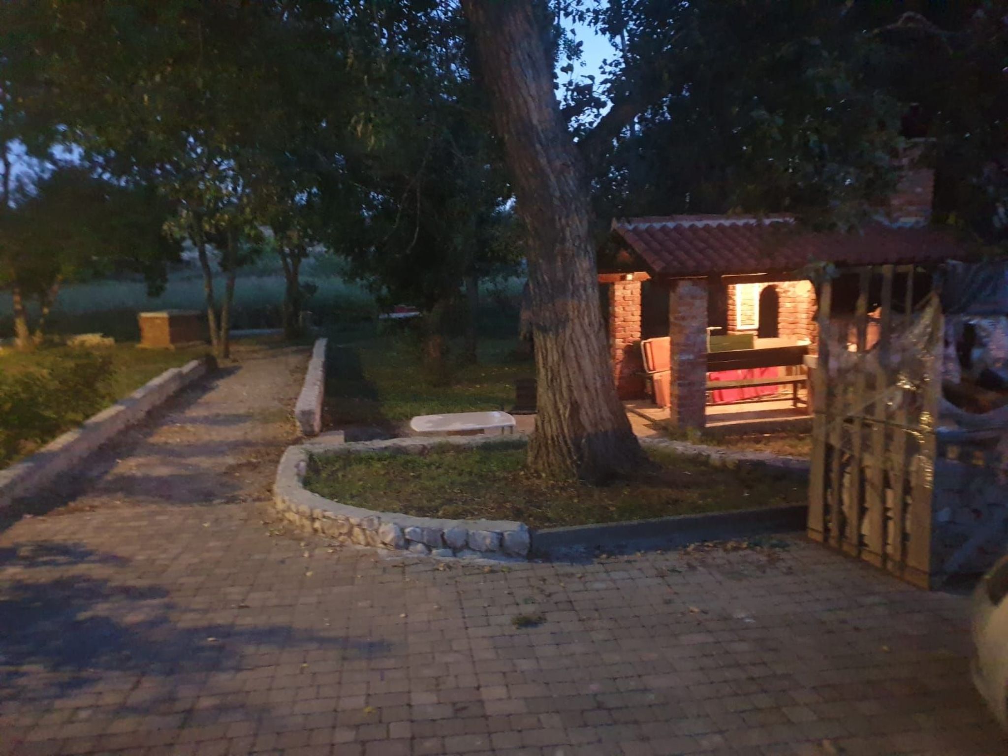 Am Fluss gelegenes Haus mit Galerieschlafplätzen-Binnen