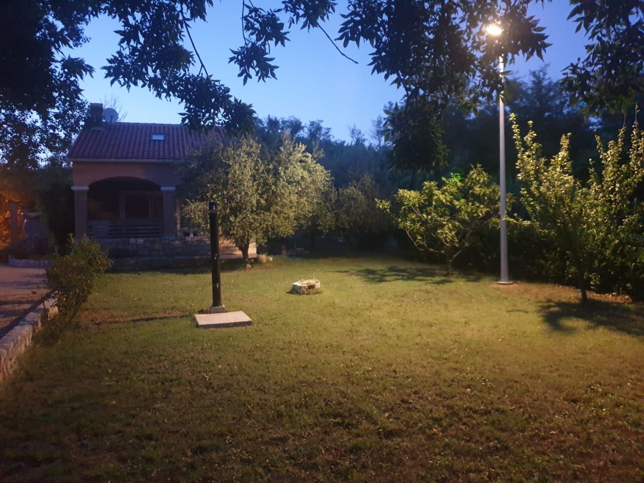 Am Fluss gelegenes Haus mit Galerieschlafplätzen-Binnen