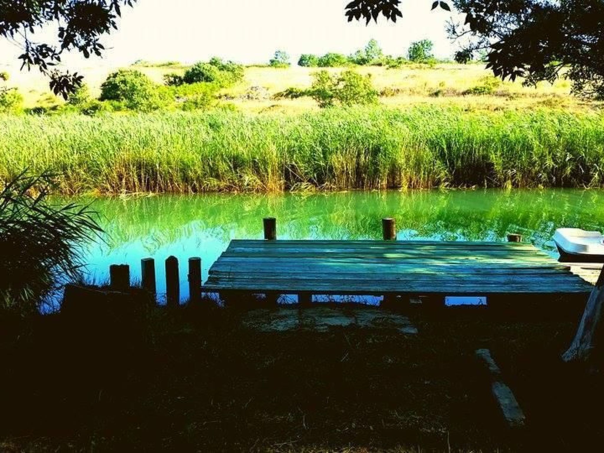 Am Fluss gelegenes Haus mit Galerieschlafplätzen-Binnen