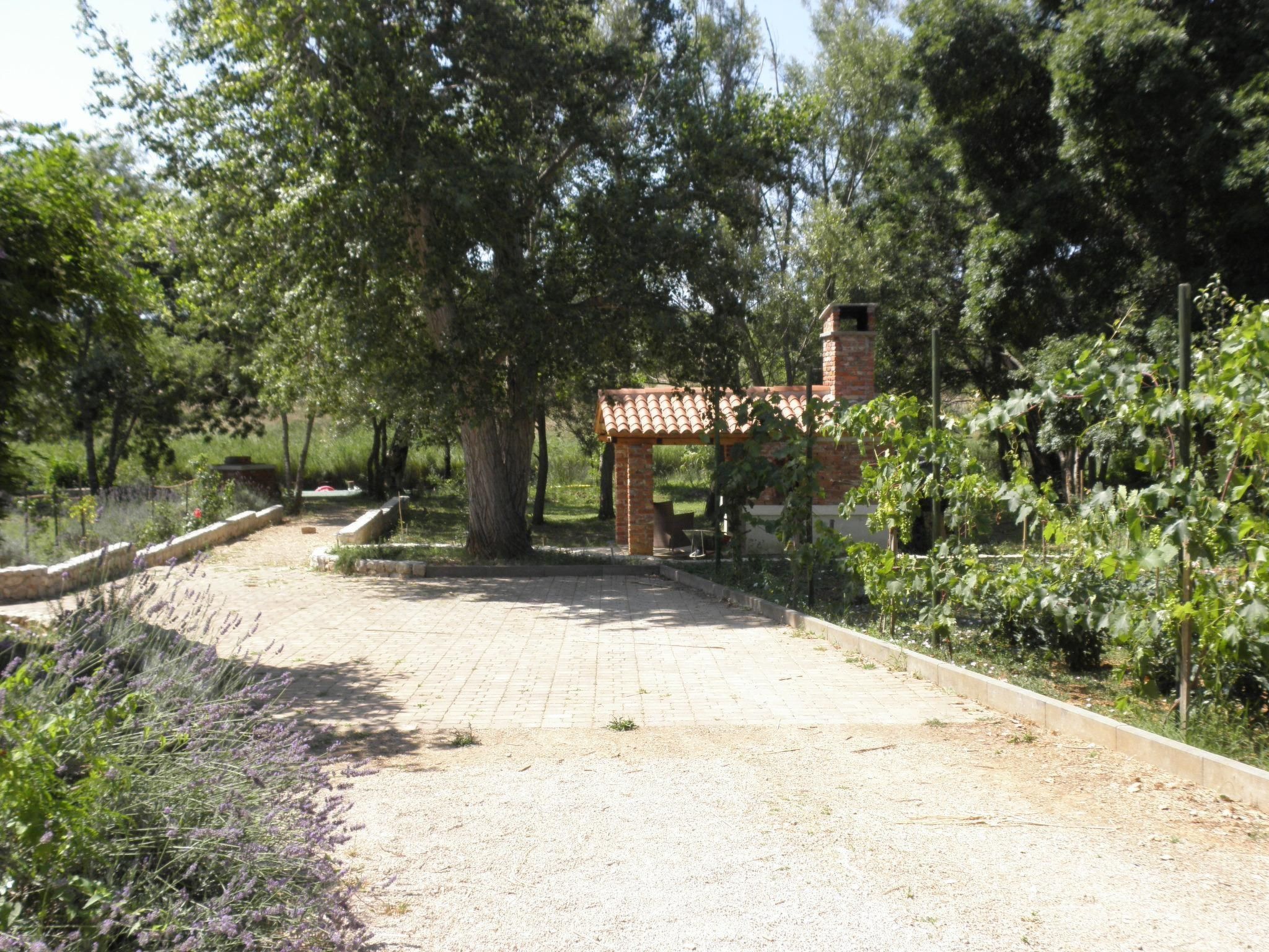 Am Fluss gelegenes Haus mit Galerieschlafplätzen-Binnen