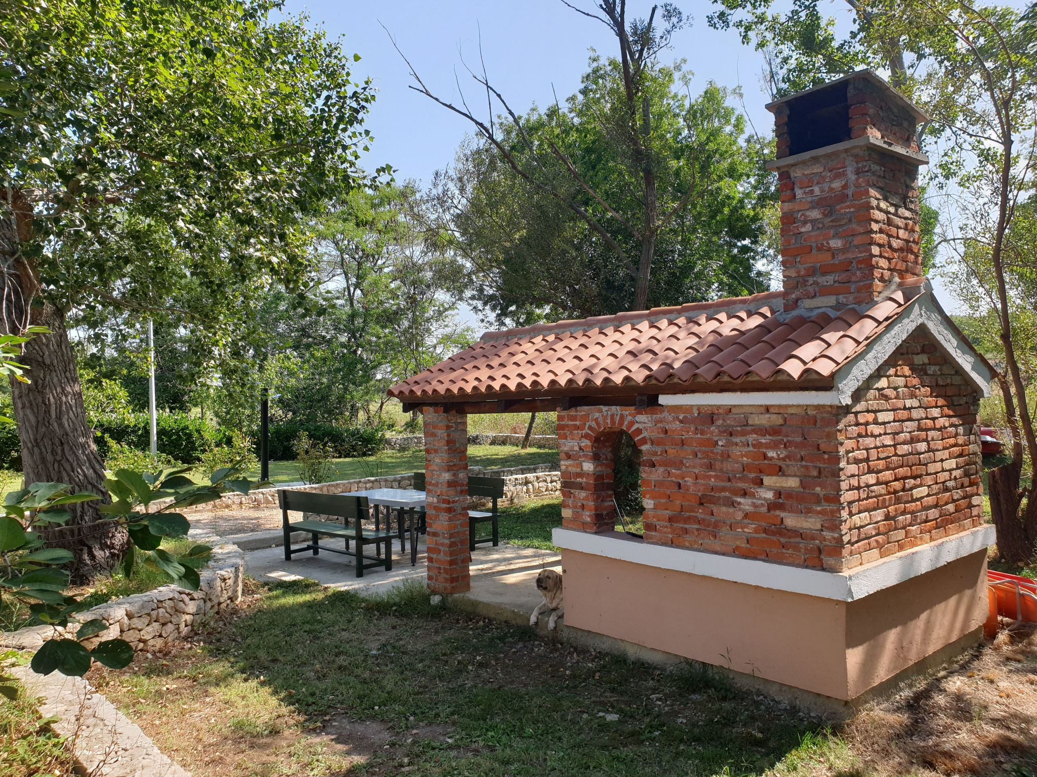 Am Fluss gelegenes Haus mit Galerieschlafplätzen-Binnen