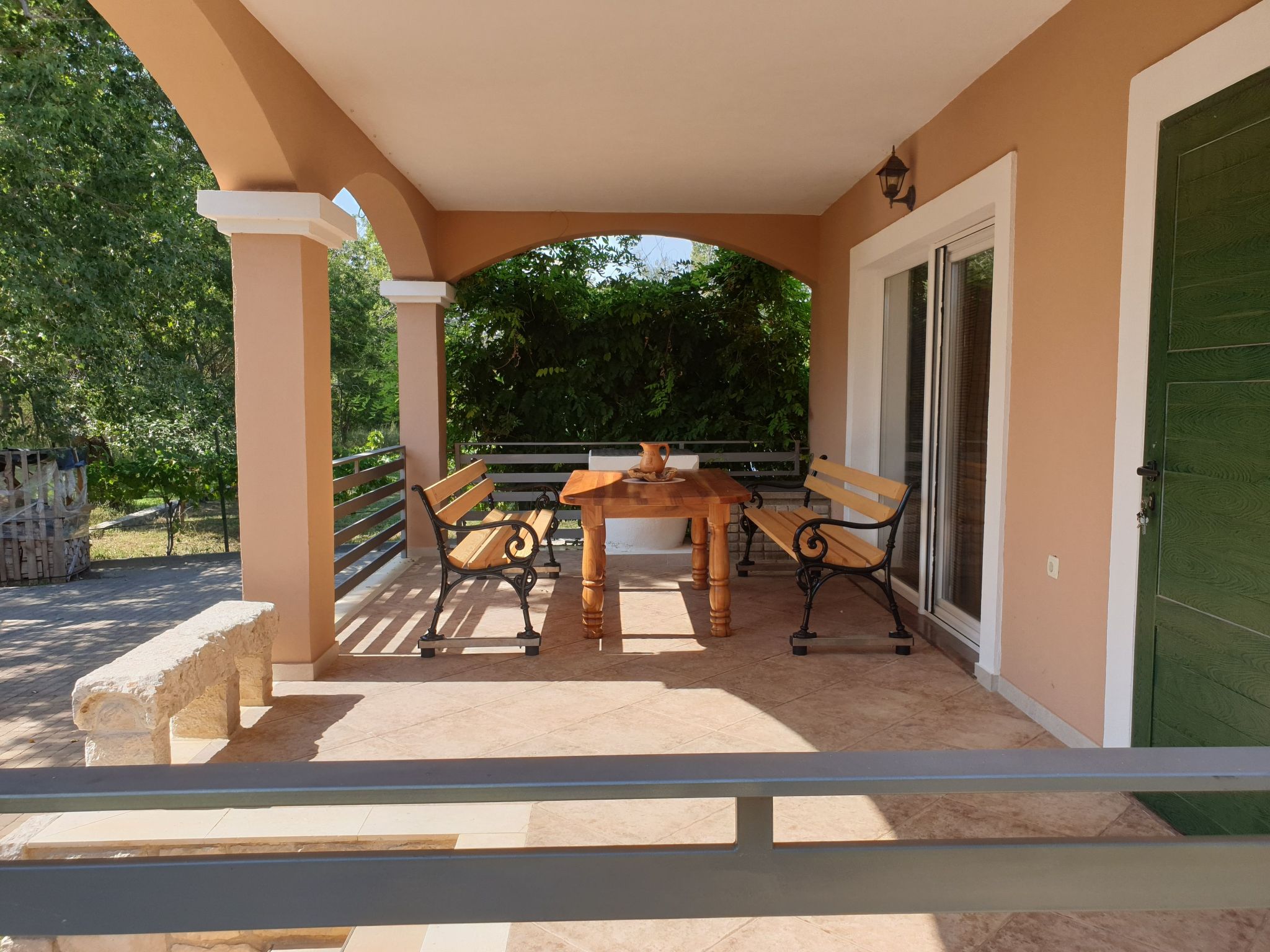 Am Fluss gelegenes Haus mit Galerieschlafplätzen-Binnen