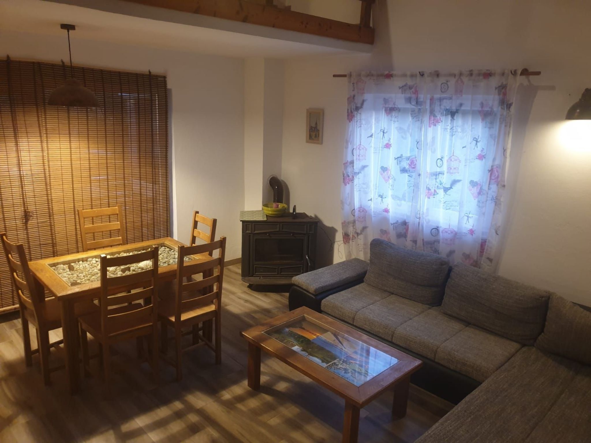 Am Fluss gelegenes Haus mit Galerieschlafplätzen-Binnen