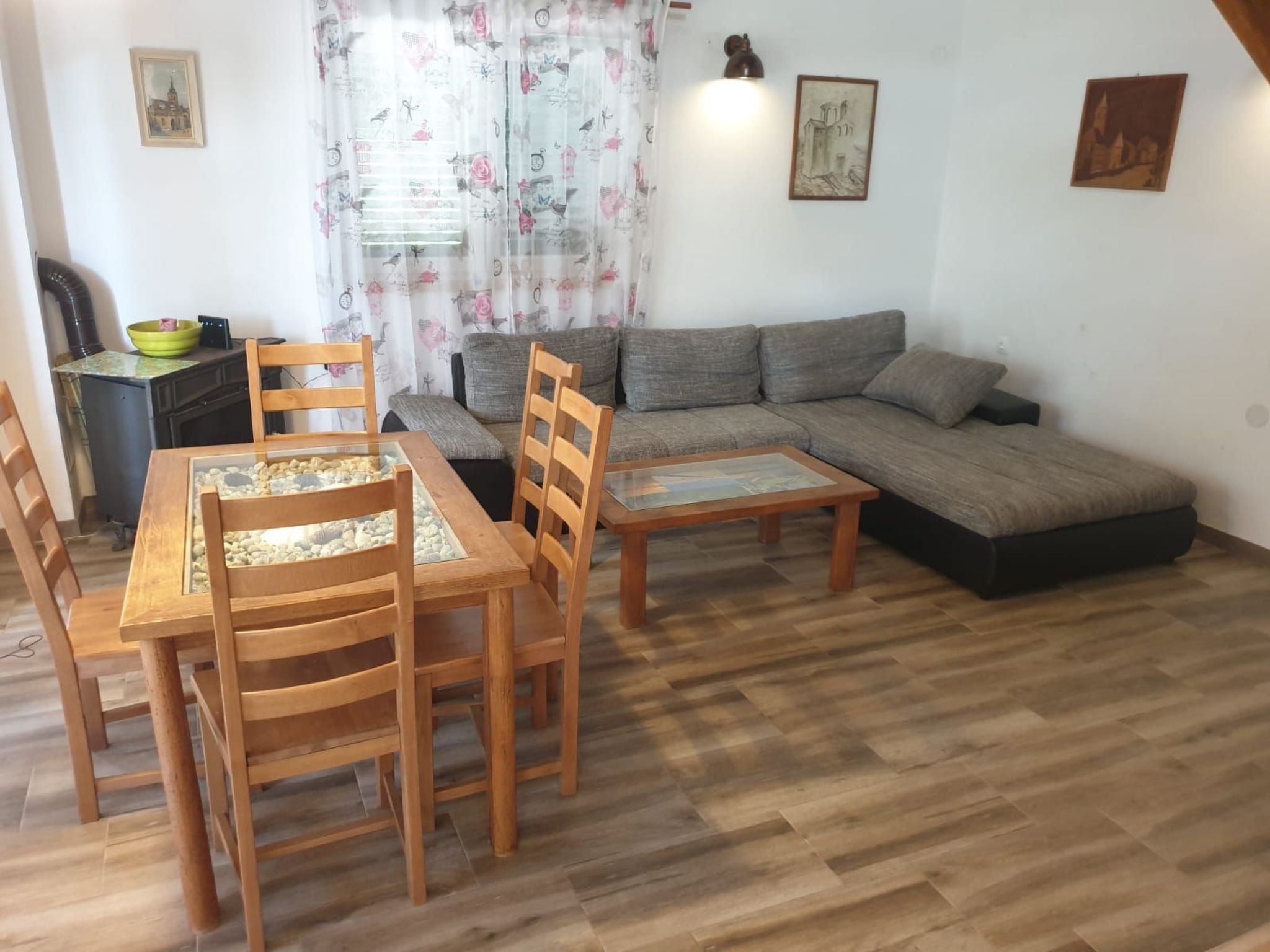 Am Fluss gelegenes Haus mit Galerieschlafplätzen-Binnen