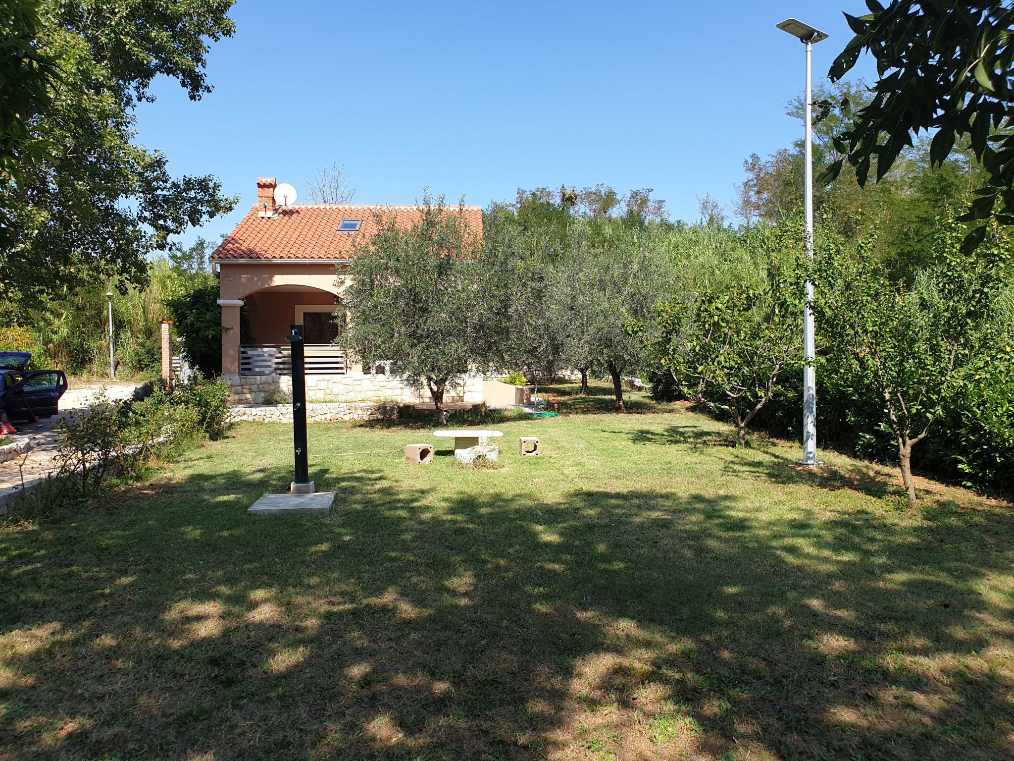 Am Fluss gelegenes Haus mit Galerieschlafplätzen-Binnen