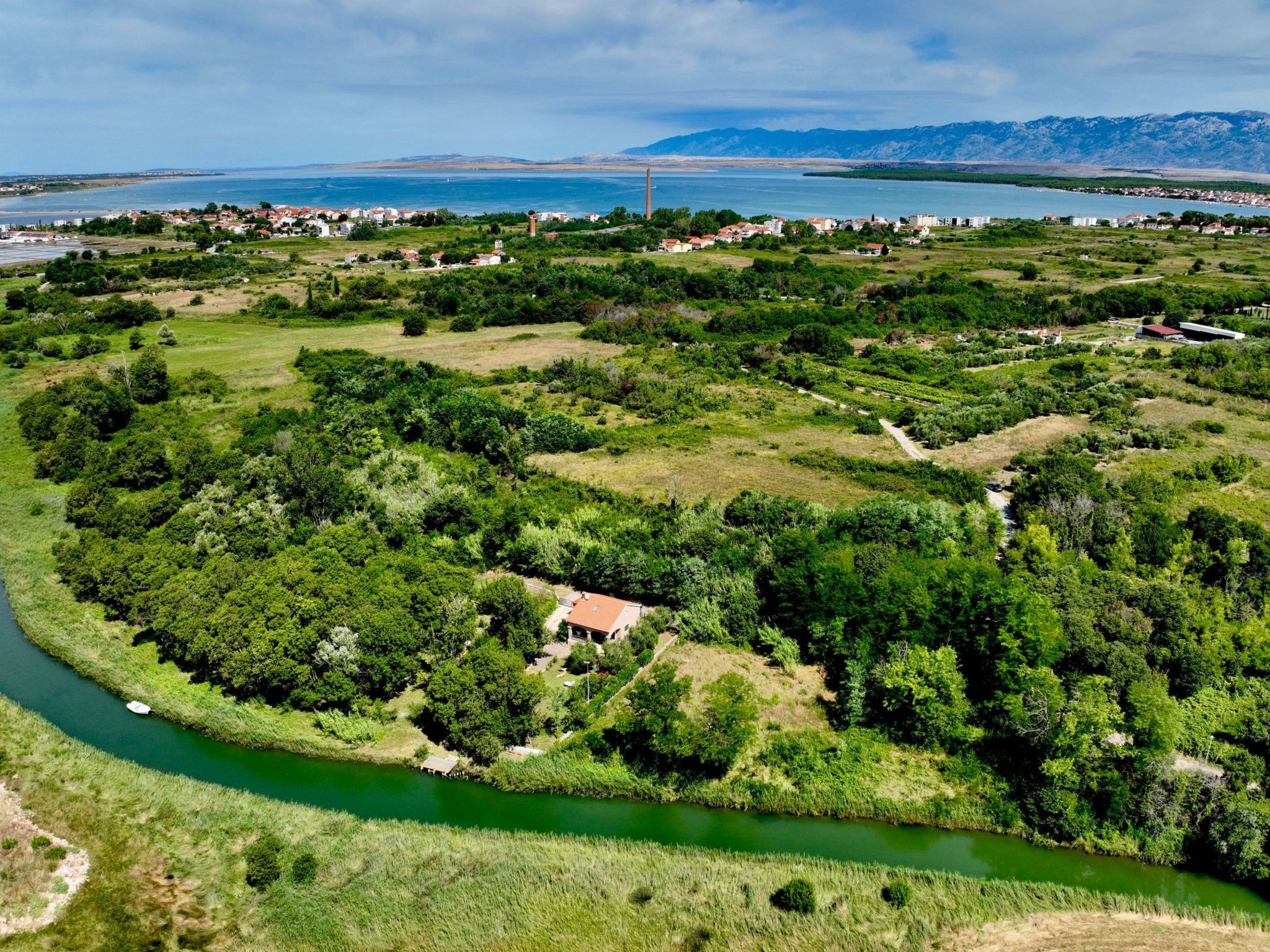 Am Fluss gelegenes Haus mit Galerieschlafplätzen-Binnen