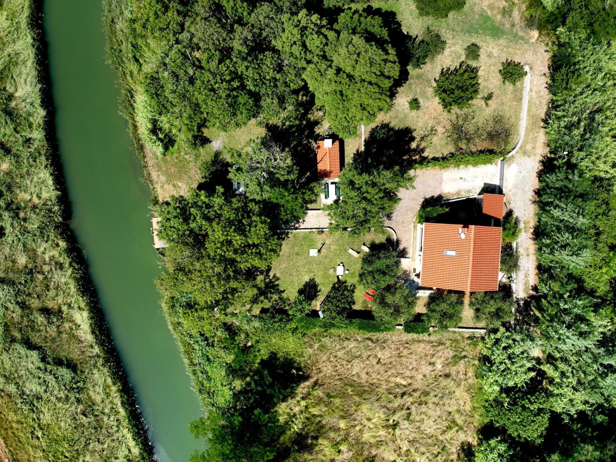 Am Fluss gelegenes Haus mit Galerieschlafplätzen-Binnen