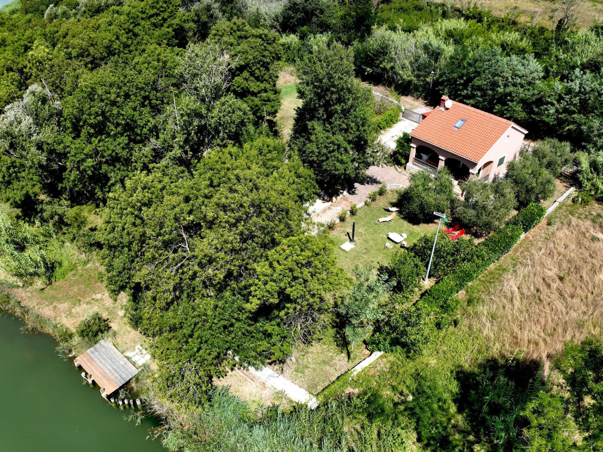 Am Fluss gelegenes Haus mit Galerieschlafplätzen-Binnen