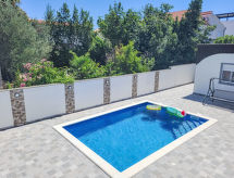 Vrijstaande woning met privézwembad op 180 meter van het strand in Sabunike - thumbnail 6