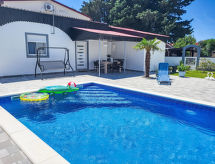 Vrijstaande woning met privézwembad op 180 meter van het strand in Sabunike - thumbnail 1