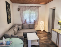 Vrijstaande woning met privézwembad op 180 meter van het strand in Sabunike - thumbnail 5