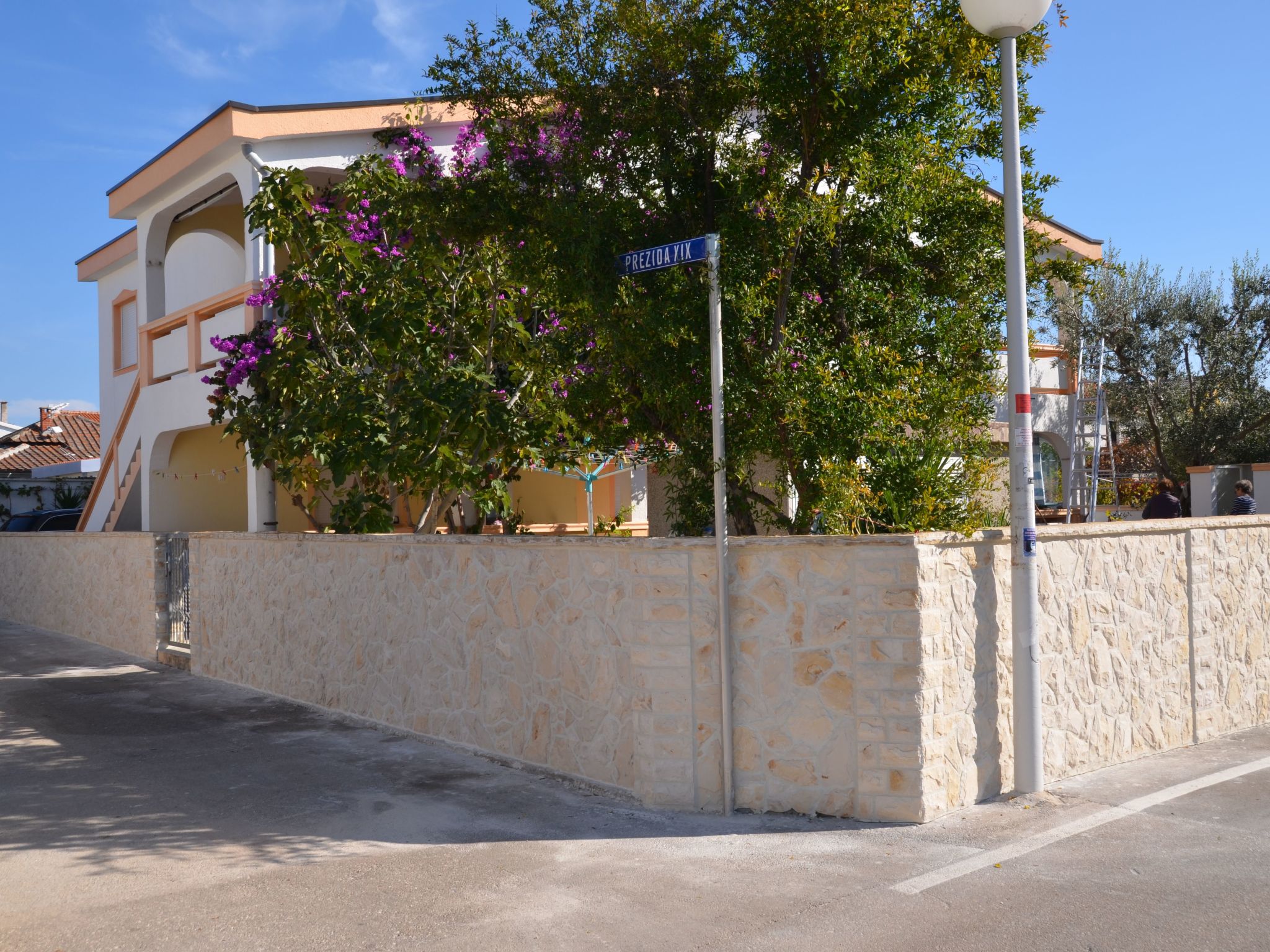 Vakantiehuis met omheinde tuin in Vir (Kroatië) 1 hond is welkom