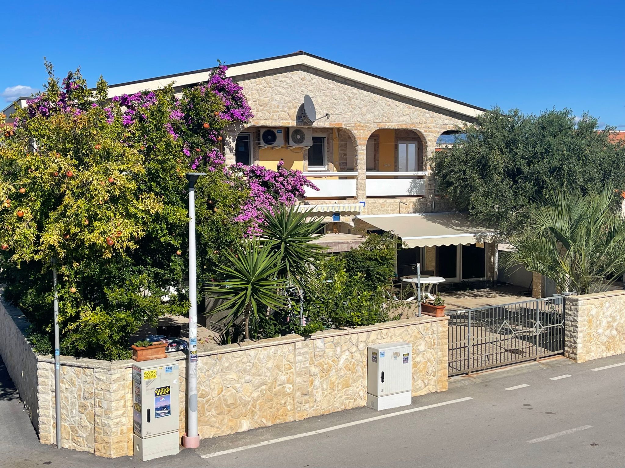 Vakantiehuis met omheinde tuin in Vir (Kroatië) 1 hond is welkom