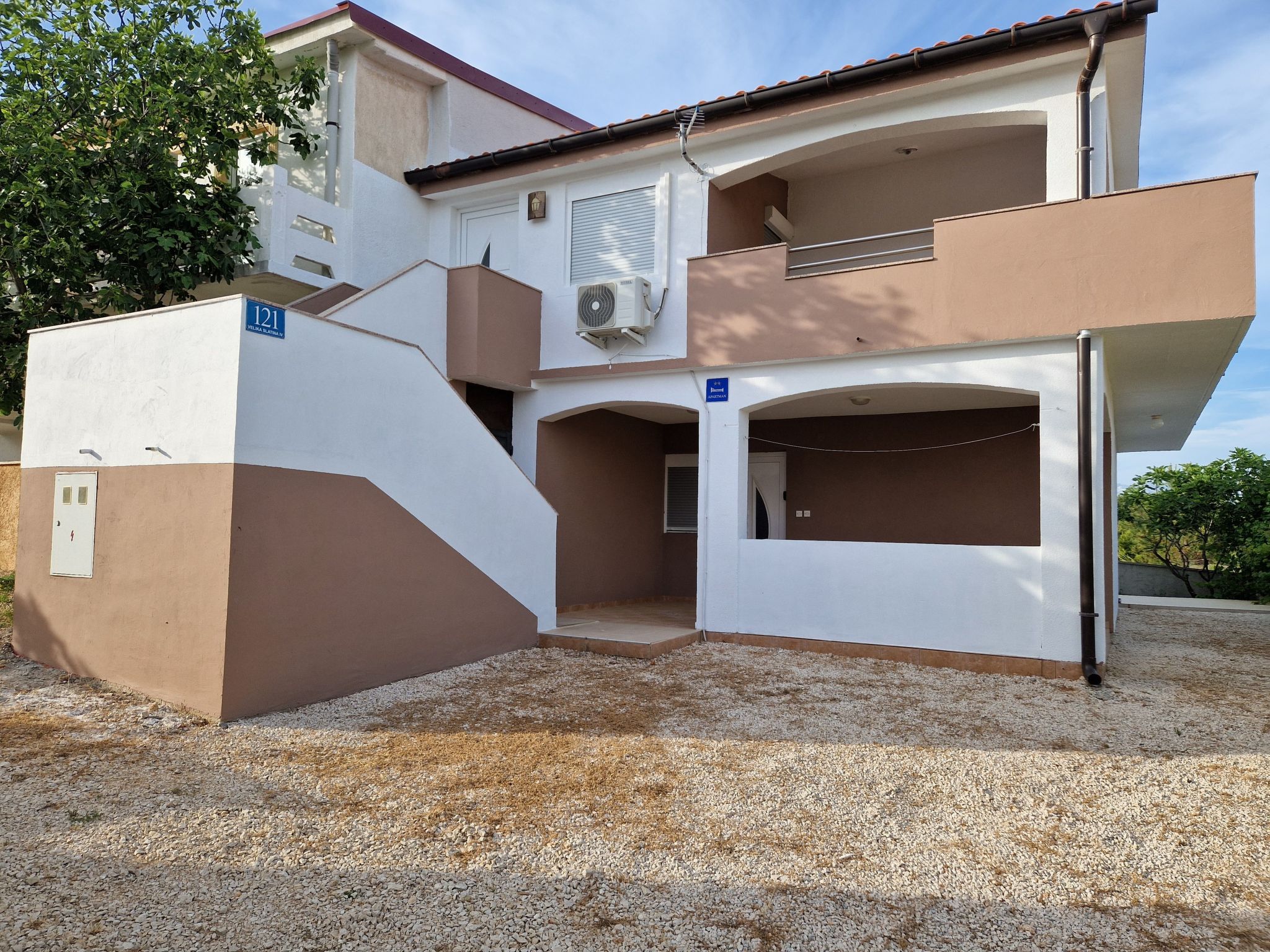 Ema erste Etage mit offener Terrasse-Binnen