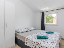 Appartement Budimir 3: Knus verblijf vlakbij zee in Vir - thumbnail 5