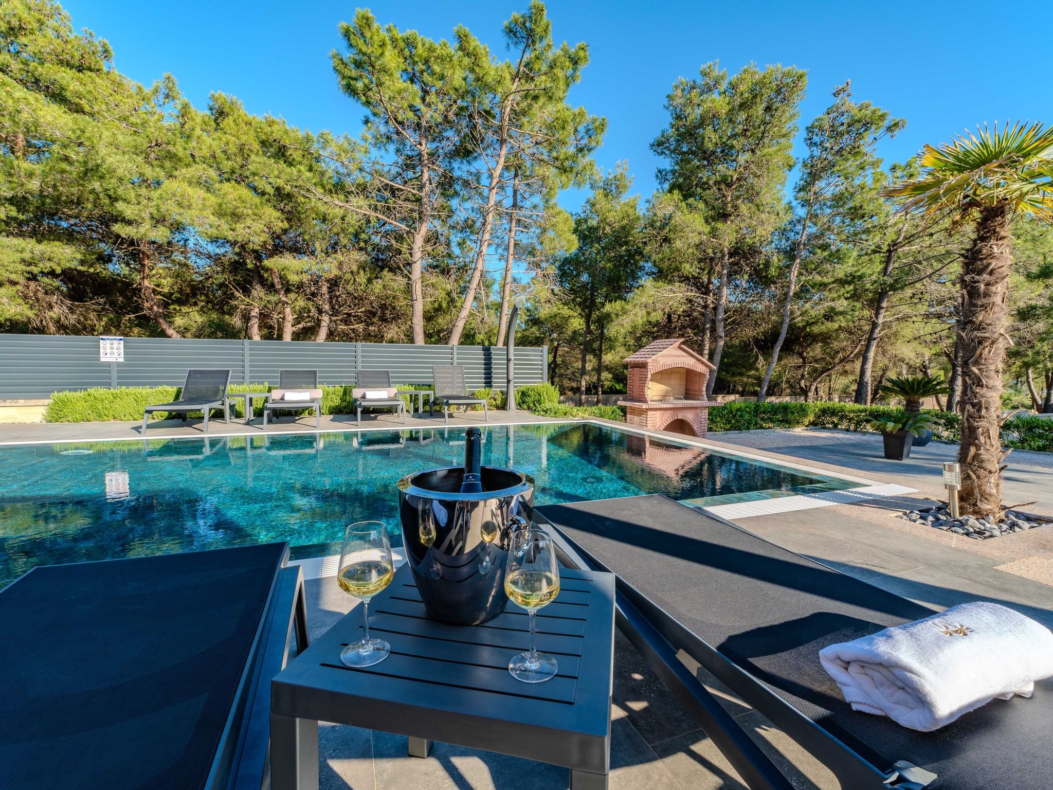 Royal 1-Image-tags.info