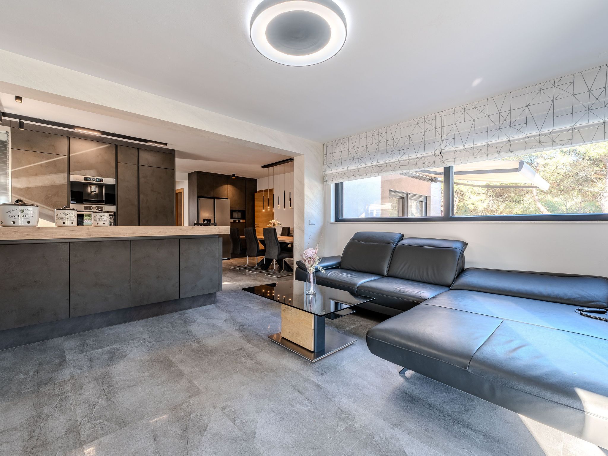 Royal 1-Image-tags.info